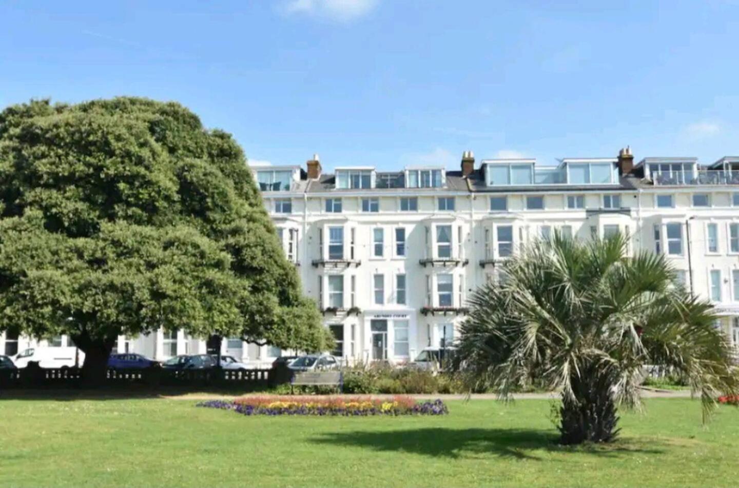 Stunning 3 Double Bedroom Beach Front Apartment Portsmouth Exterior foto